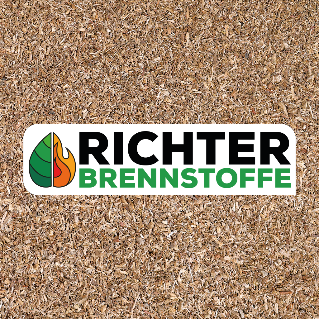 Richter Brennstoffe Logo, Rohstoff Bio-Holzbriketts im Hintergrund